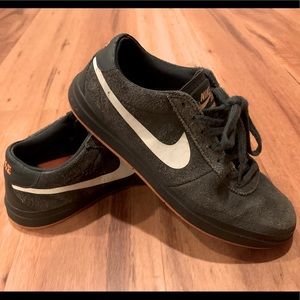 NIKE SB BRUIN HYPERFEEL SIZE 8 DARK GREY / ORANGE